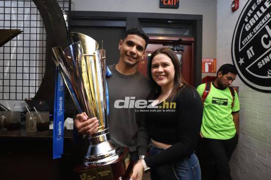 Carlos Pineda junto a su pareja y con la copa 37 del Olimpia. Foto Diez: Mauricio Ayala