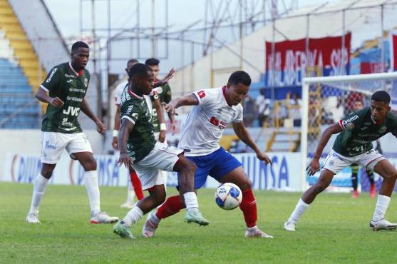 German Mejía intenta escaparse con el balón en dominio ante la marca de Edwin Solano.
