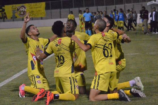 Roberto Moreira le dio el gane al Génesis ante Real Sociedad en el estadio Carlos Miranda. Foto: @GenesisCFC2018