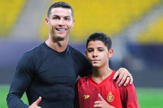 Cristiano Ronaldo junto a su hijo mayor.