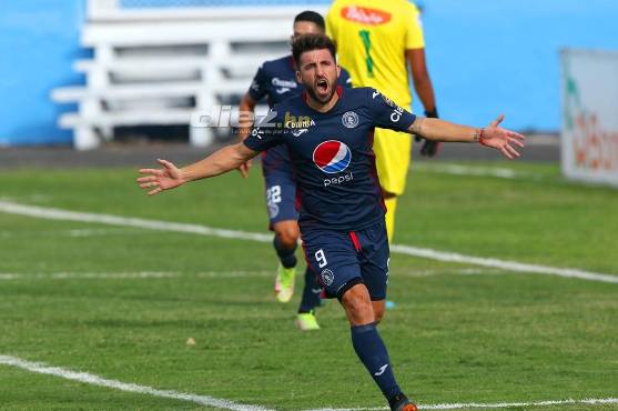 Franco Olego celebrando el 1-0 sobre el Platense en el Nacional.