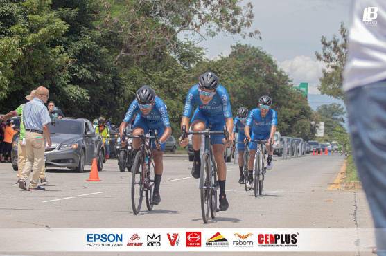 El equipo guatemalteco Ópticas Deluxe en plena competencia, una de cinco etapas que se realizarán. FOTO: La Baika Hn.