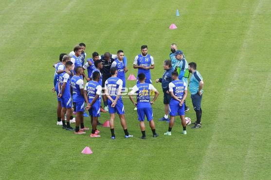 “Bolillo” Gómez alza la voz: “Con mucho respeto a toda la gente del país, las canchas de Honduras son malas”
