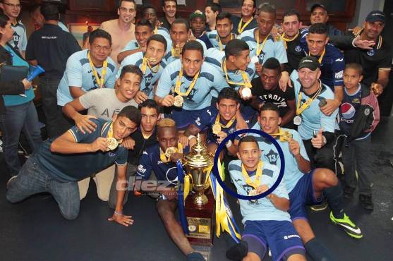 Omar Elvir celebrando el título 13 con el Motagua.