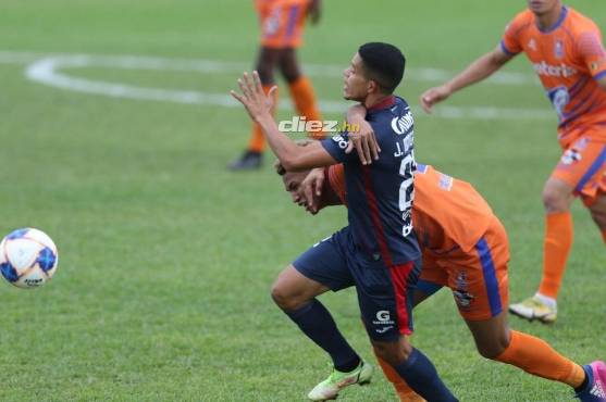 Jessé Moncada intenta salir avante ante una infracción de Jack Baptiste.