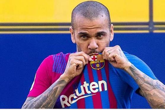 Dani Alves jugará partidos oficiales con el Barcelona hasta el mes de enero.