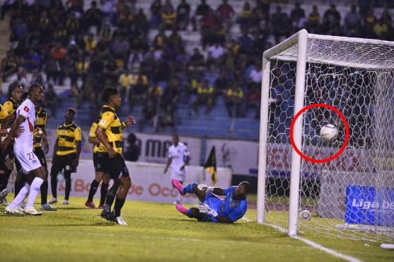 Buba López fue sorprendido con el gol olímpico de Edwin Rodríguez. Foto Diez: Héctor Edú