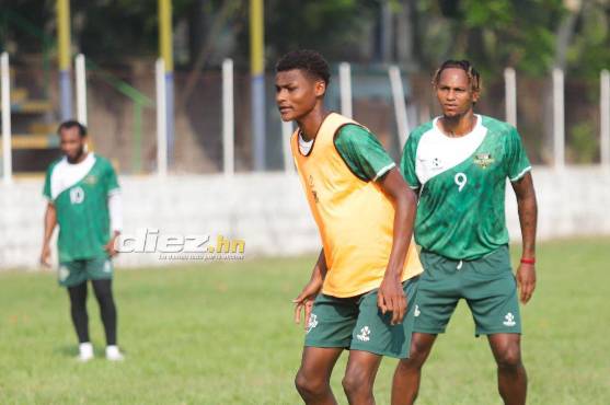 Georgie Welcome y Georgie Welcome Jr entrenando en el Oro Verde de Santa Rita, Yoro de la Liga de Ascenso.FOTO: Mauricio Ayala.