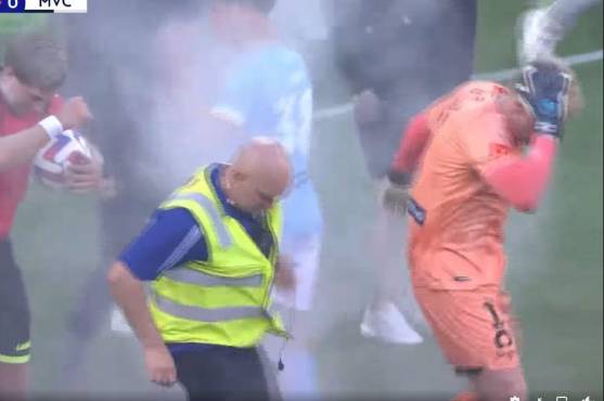 Violencia en Australia: hinchas entran al campo, agreden al portero y se ven obligados a refugiarse para salvar su vida