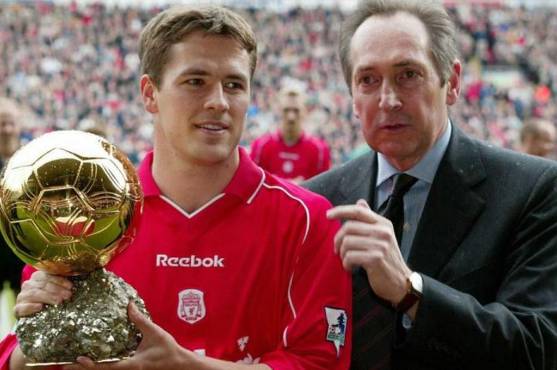 Owen presenta el Balón de Oro que ganó cuando jugaba para Liverpool en Anfield.
