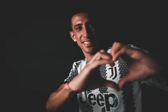 Di María ya se puso la camisa de la Juventus y firmó por un año.