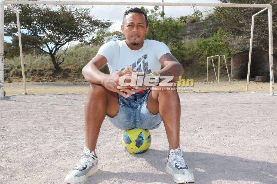 Luis Cerna es un delantero que tiene 32 años de edad y que se ha dado a conocer por ser un goleador en las burocráticas.