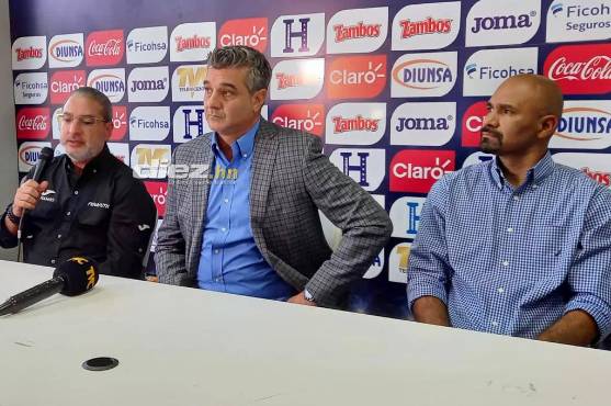 Gerardo Ramos, gerente administrativo de la Fenafuth, le dio la bienvenida a Diego Vázquez.