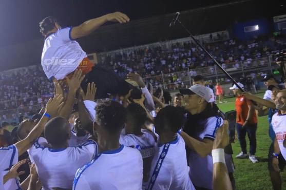 El técnico fue alzado por sus jugadores tras la conquista del Apertura 2022.