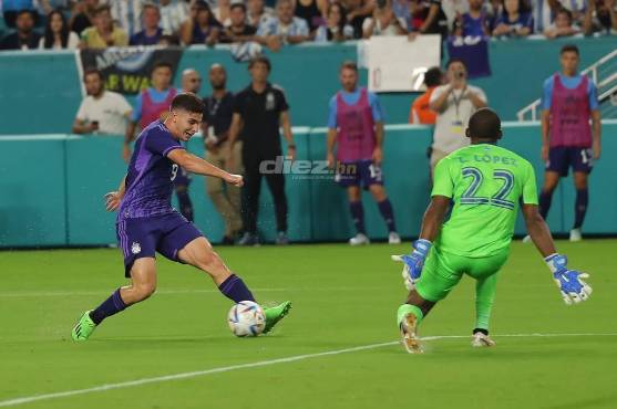 ¡Destacado! Buba López se agiganta con doble atajada ante Julián Álvarez en el Argentina-Honduras en Miami