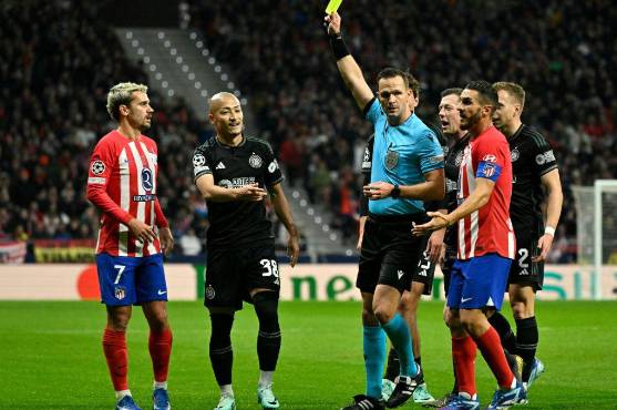 A Maeda le habían sacado primero la amarilla, pero la acción fue revisada en el VAR y lo expulsaron. FOTO: AFP