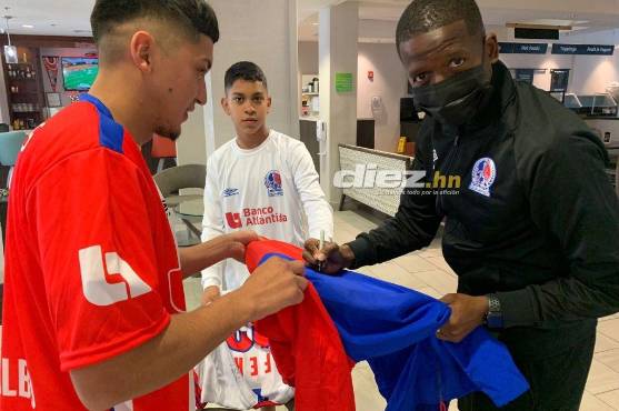 Los jugadores del Olimpia regalando firmas a sus fieles seguidores. Foto: Daysi, Yeson y Angel Pérez.