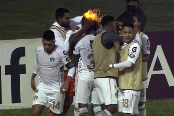 Aficionados de Motagua lanzaron fuegos artificiales a los jugadores adversarios.