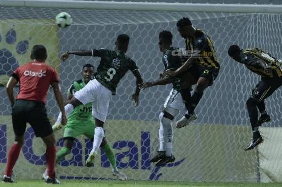 Real España, con un hombre más, doblega al Marathón en el Morazán en el debut de Francisco Martínez