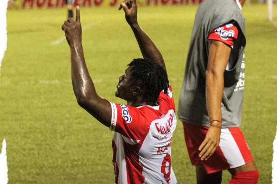 El colombiano Rafael Agamez le dio el triunfo al Vida ante Lobos.