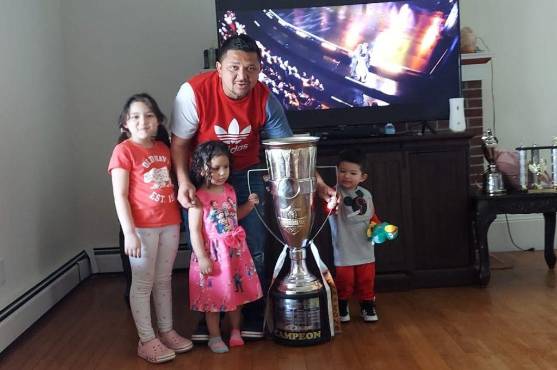 Carlos Sánchez junto a sus tres hijos y el trofeo de la New Orleans Cup.