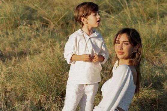 Nicole junto a su hijo.