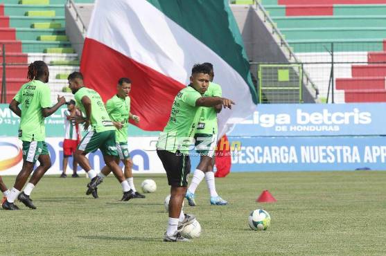 Marathón realizando sus ejercicios de calentamiento. Foto: Neptalí Romero.