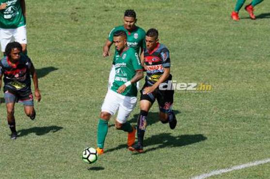 Carlos Discua domina el medio el campo del Marathón ante el Vida.
