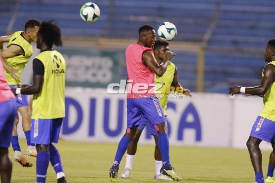 El Victoria haciendo su calentamiento para enfrentar al Marathón en el Olímpico. Foto: Edwin Romero.