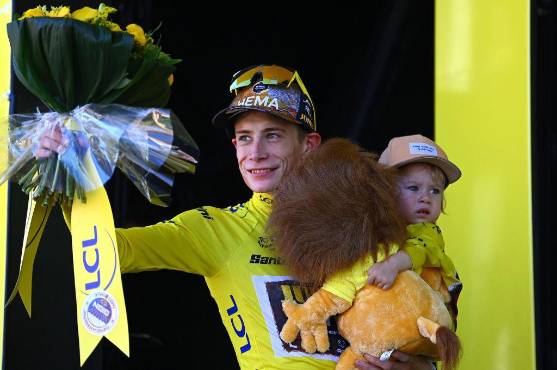 Jonas Vingegaard celebrando la victoria junto con su hija.
