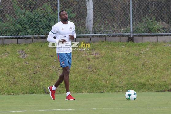 Yustin Arboleda sigue trabajando al margen del grupo y de momento es duda para el duelo del fin de semana. Foto: Alex Pérez.