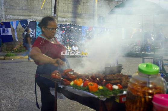 La venta de comida típica catracha no hace falta en los estadios de Liga Nacional. FOTOS: Neptalí Romero.