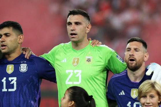El arquero de la selección de Argentina, Emiliano ‘Dibu’ Martínez , junto a Messi y el Cuti Romero.