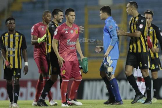 Ramiro Rocca saludó con alegría al portero César Salandía. FOTO: Neptalí Romero
