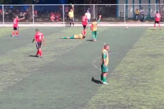 Noel Valladares sufre tremenda agresión en pleno partido de fútbol en la Liga Mayor de Honduras