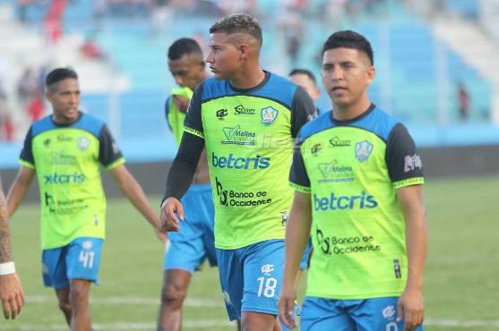 Ángel Villatoro luce el número 18 en los Potros de Olancho.