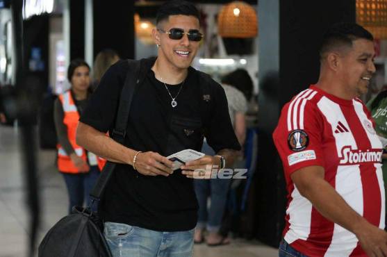 Con mucho estilo arribó Luis Palma al aeropuerto de Palmerola. Foto: Emilio Flores.