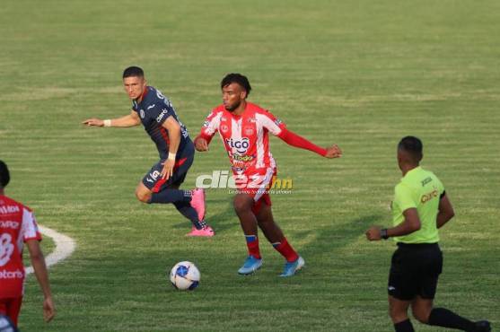 Héctor Castellanos marcando a Roger Sanders en la vuelta del repechaje Motagua vs Vida. Foto: Marvin Salgado.