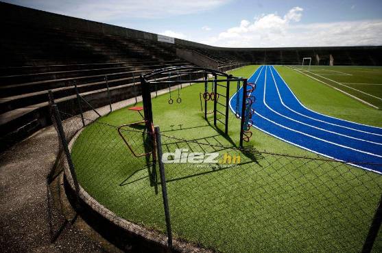 Tras un arduo trabajo, la grama sintética del Roberto Suazo Córdova luce en impecables condiciones. FOTO: Emilio Flores.