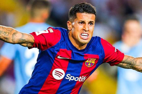 Joao Cancelo celebrando con mucha euforia el gol del victoria del Barcelona ante el Celta en la Liga Española.