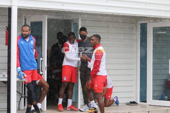 Juan Pablo Montes es recibido entre bromas en su primer entrenamiento con el Olimpia de Pedro Troglio