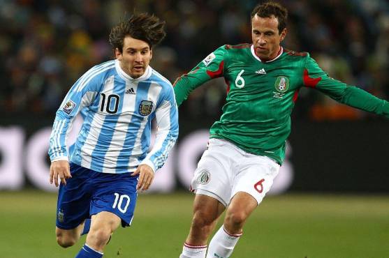 Gerardo Torrado marcando a Leo Messi en el mundial de Sudáfrica del 2010.