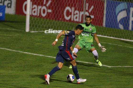 El portero del Real Sociedad, Luis Ordóñez, repele el ataque de Roberto Moreira.