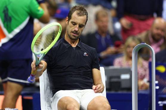 Richard Gasquet desconcertado tras perder ante rafael Nadal en la tercera ronda del US Open.