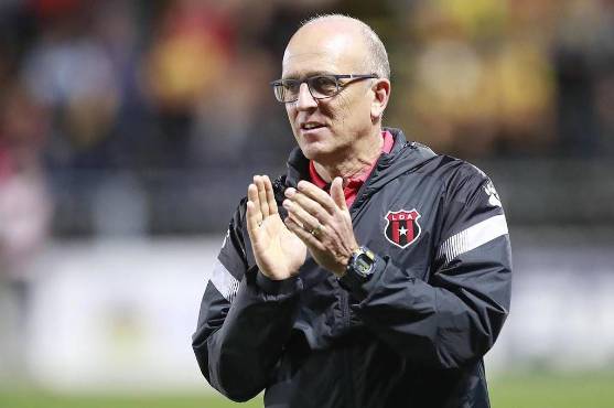 Fabián Coito dirige al Alajuelense de Costa Rica.