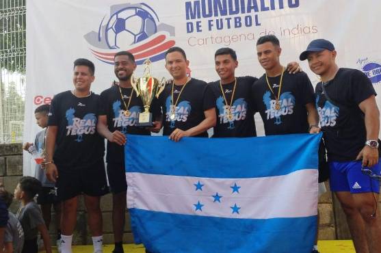Está foto representa el cuerpo técnico: Gerardo Valerio director técnico de la U17, Misael Pineda (asistente técnico) y Raúl Raudales (preparador físico).