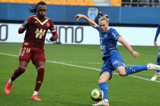 El hondureño Alberth Elis provocó el empate del Girondins ante Troyes al minuto 30. Foto AFP