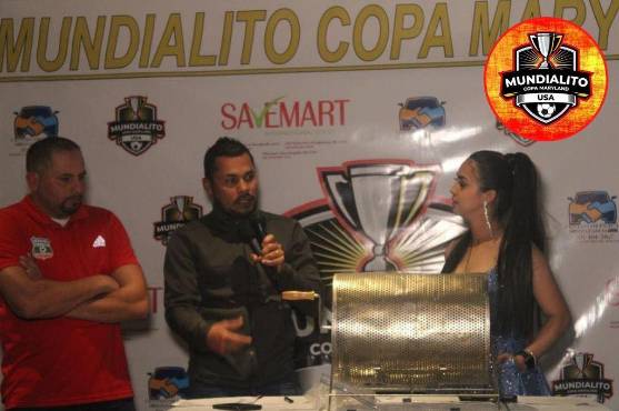 Organizadores del torneo realizando sorteo del Mundialito Copa Maryland.