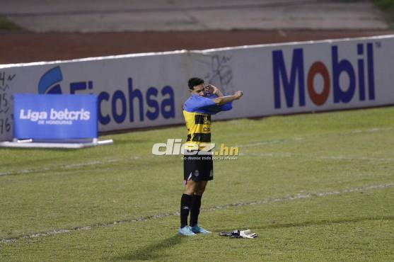 Jhow Benavídez se tuvo que poner de portero en Real España por la roja a Buba López. Foto: Neptali Romero