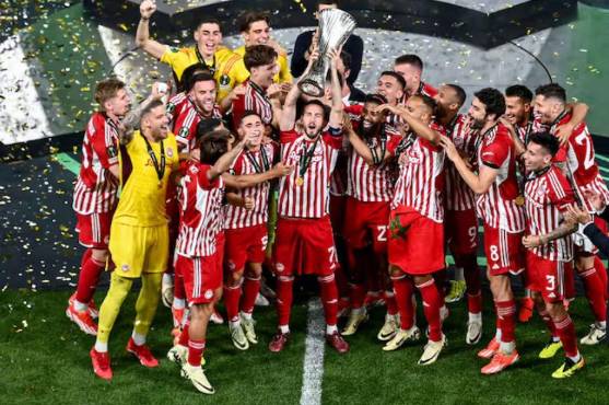 Olympiacos se consagró campeón de la UEFA Conference League en mayo pasado al derrotar a la Fiorentina de Italia.